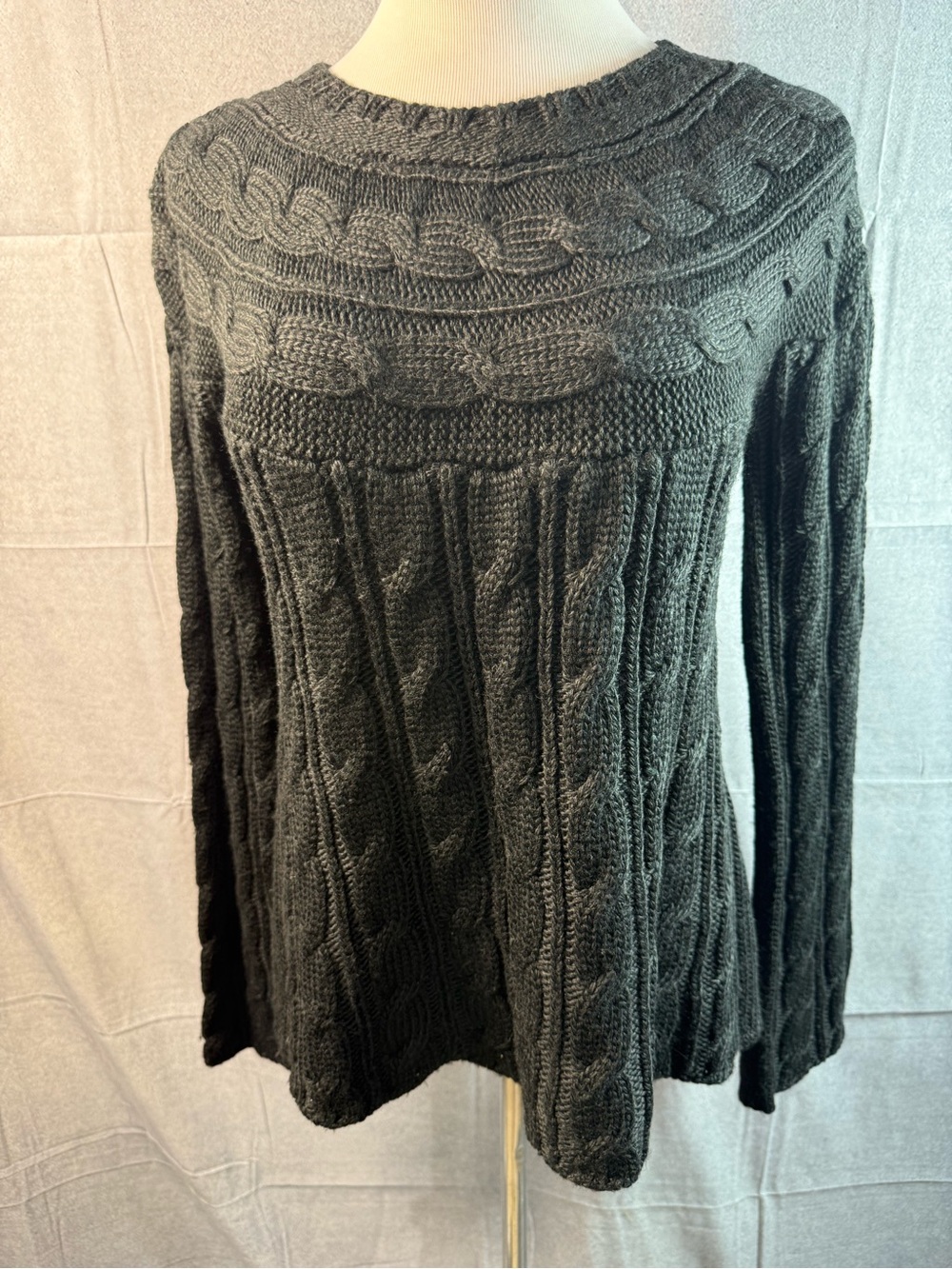 566-Even Dark Gray Cable-Knit Crewneck Sweater